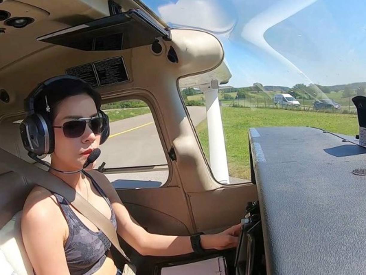 El perdón público de la joven conocida como Koi, de 35 años, se produce en medio de una ola de protestas de estudiantes que reclaman más democracia y limitar los poderes del monarca tailandés, lo que ha roto el mayor tabú de la política del país asiático.<br/>