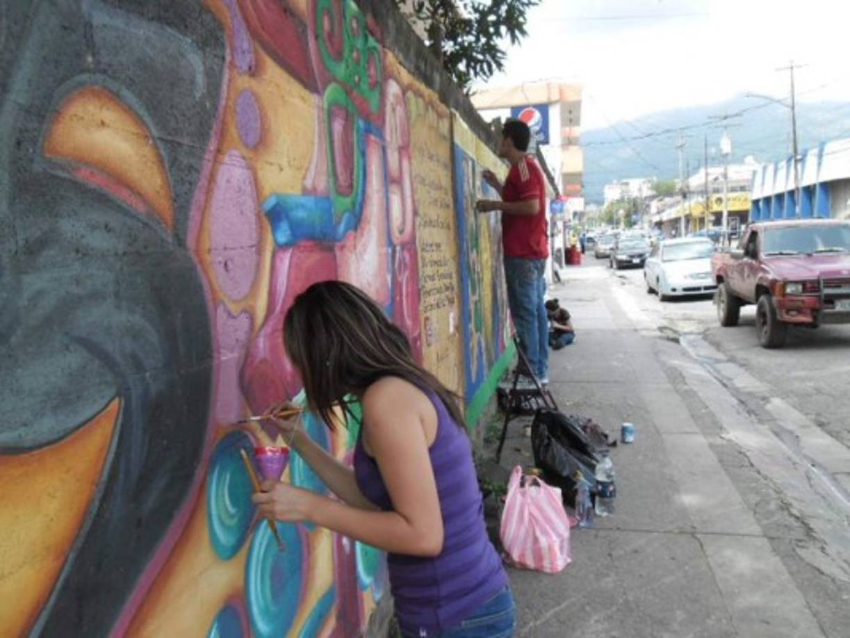 Otros pintores prefieren los pinceles para decorar los muros de San Pedro Sula.