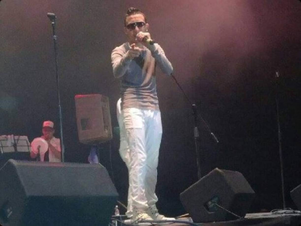 Gracias a su trabajo en la banda pudo recorrer el país mostrando su talento.