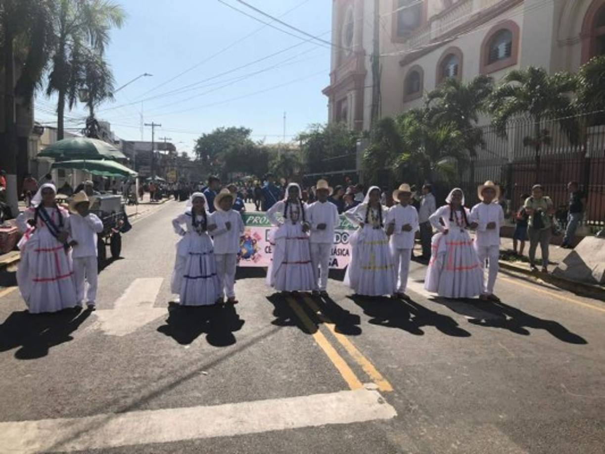 El cuadro de danza de la Escuela Ramón Rosa de San Pedro Sula.