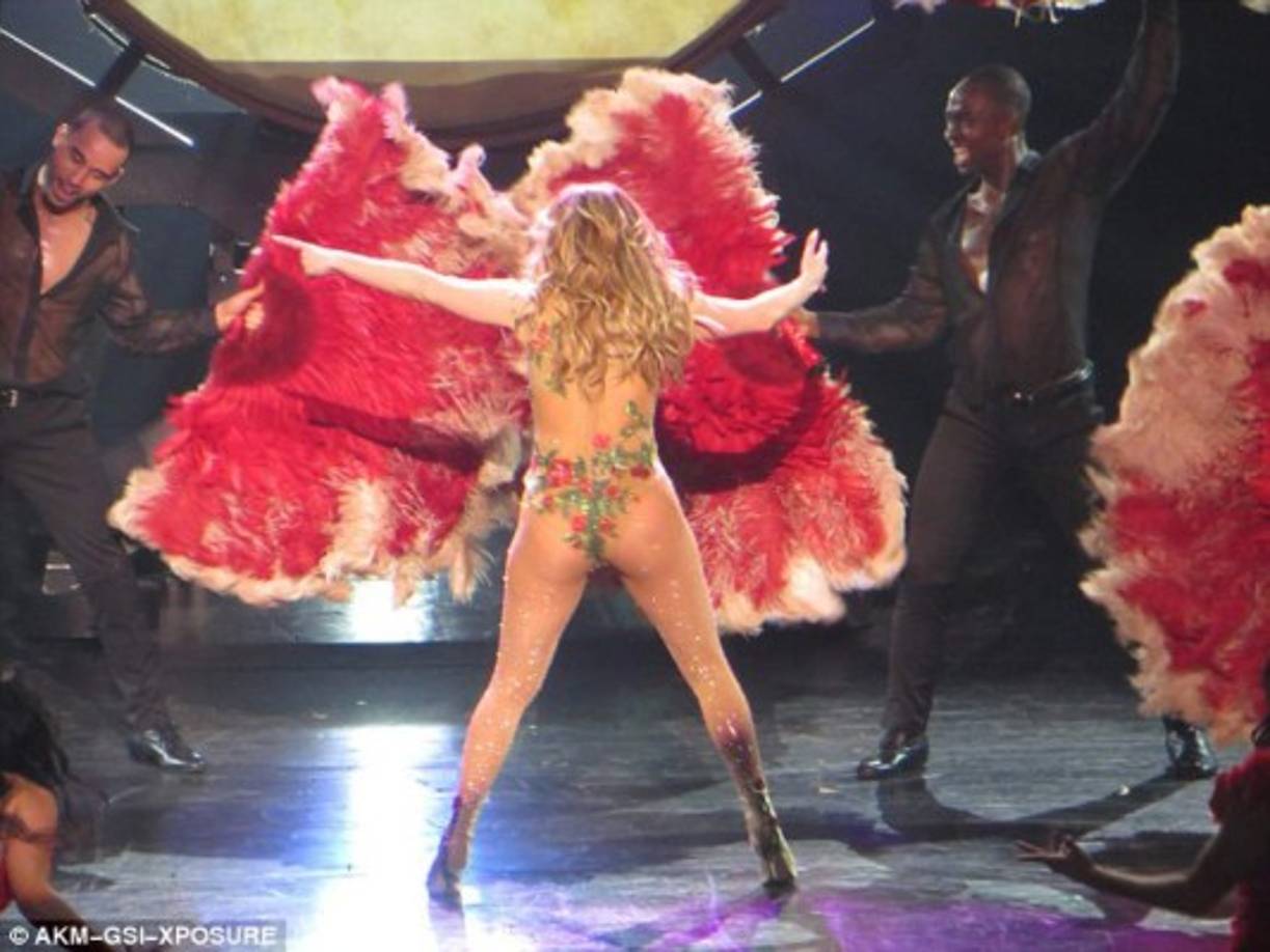 La nueva apuesta de Jennifer López, que lució durante el espectáculo atuendos bastante atrevidos que dejaron entrever una figura enviable.