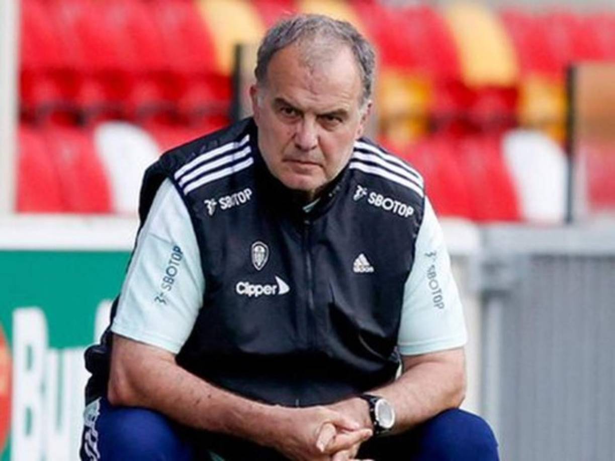 El Leeds United ha oficializado que Marcelo Bielsa renueva como entrenador del equipo hasta el final de la próxima temporada. El argentino está listo para empezar su cuarta temporada con el conjunto inglés. Desde que llegó, ha creado una filosofía de ataque única y muy valorada en Inglaterra.