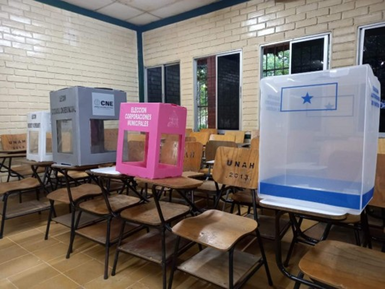 Listas las urnas a la espera de que los votantes lleguen a ejercer el sufragio.