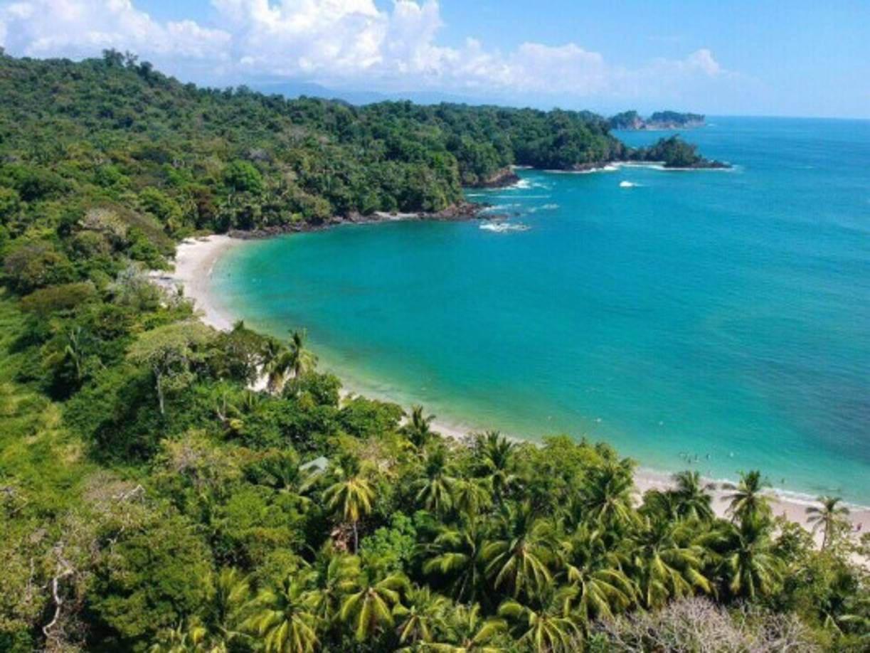 1. Playa Manuel Antonio - Manuel Antonio, Costa Rica<br/><br/>A lo largo de la costa del Pacífico central en la zona norte de la provincia de Puntarenas, se encuentra un paraíso costarricense conocido con el nombre de Parque Nacional Manuel Antonio. <br/><br/>Su área abarca 682 hectáreas (aproximadamente 7.000 acres); sin embargo, también tiene un adicional de 55,000 hectáreas (136,000 acres) de parque marino. <br/><br/>Es uno de los parques nacionales más pequeños y populares de Costa Rica.