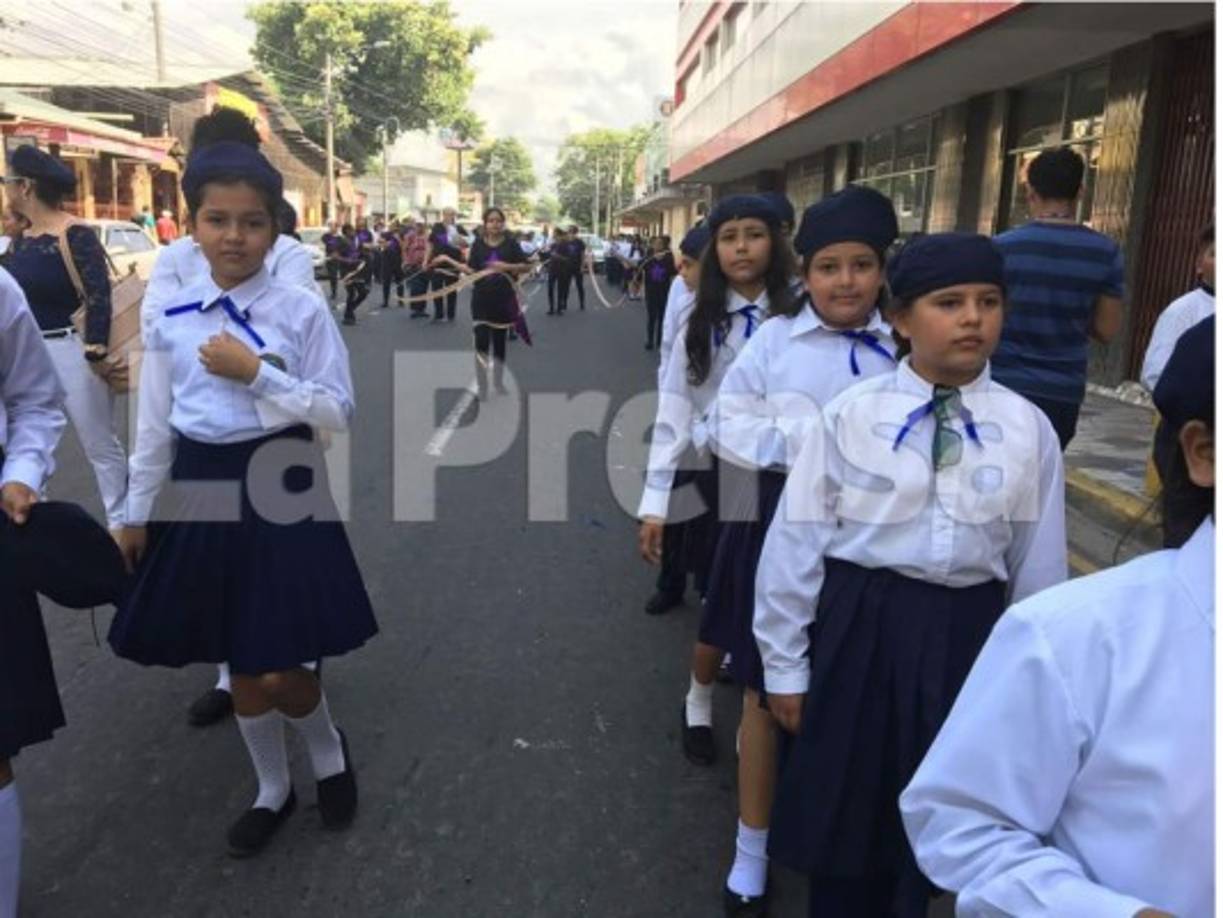 Uniformes de gala utilizaron los alumnos para este día que es muy esperado por la institución.