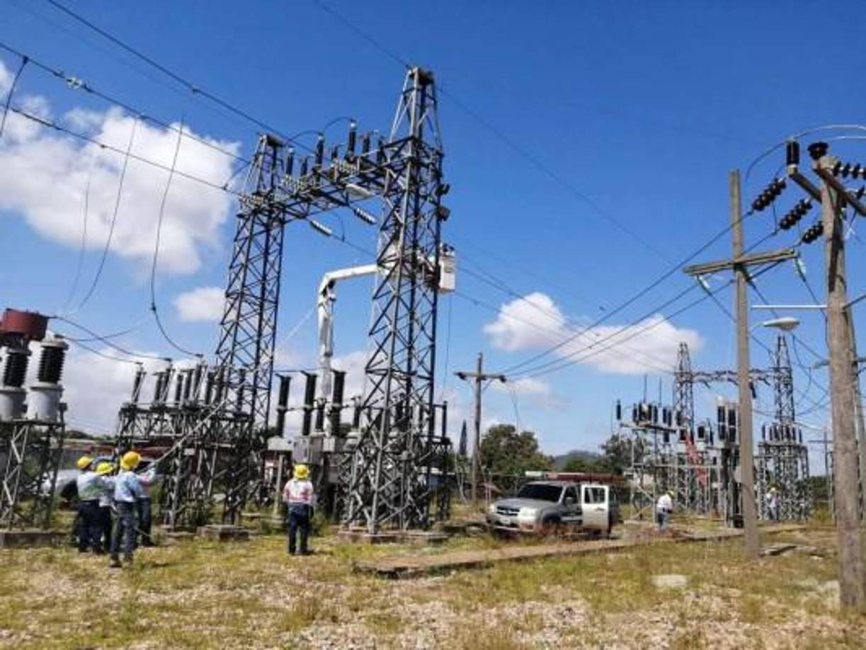 Las pérdidas vienen en dos tipos: En primer lugar, las pérdidas técnicas, que se refieren a las deficiencias y fallas en los sistemas y redes de transmisión y distribución.