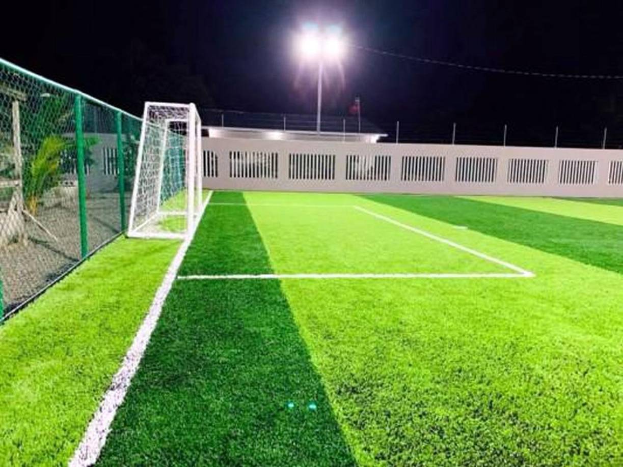 La mansión tiene una cancha de fútbol 7x7 con césped sintético. El delantero la mandó a hacer en el patio de su casa para convivir con sus amistades y para que los niños de su comunidad puedan divertirse.