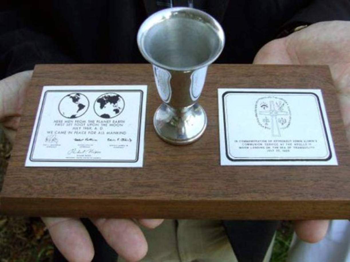 2. COMUNIÓN EN LA LUNA<br/>Aunque a los astronautas les habían prohibido hacer alusiones religiosas durante la misión, eso no impidió que Edwin 'Buzz' Aldrin pidiera permiso a su iglesia para celebrar el rito de la Comunión en la Luna. El astronauta llevó un pequeño cáliz, vino y una liturgia, convirtiéndose en la primera persona en practicar su religión en la Luna.