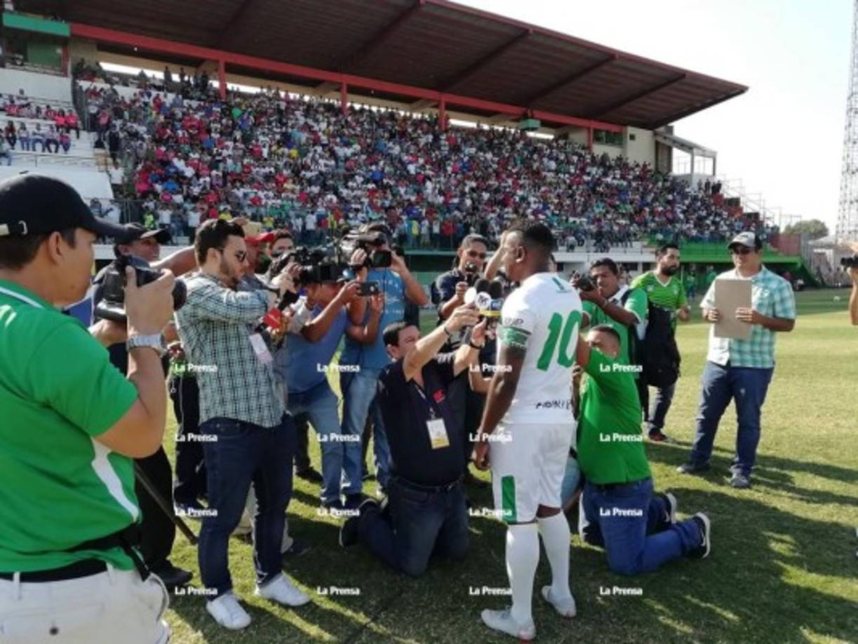 Los periodistas, todos pendientes a las palabras de Edgard Álvarez antes del inicio del partido.