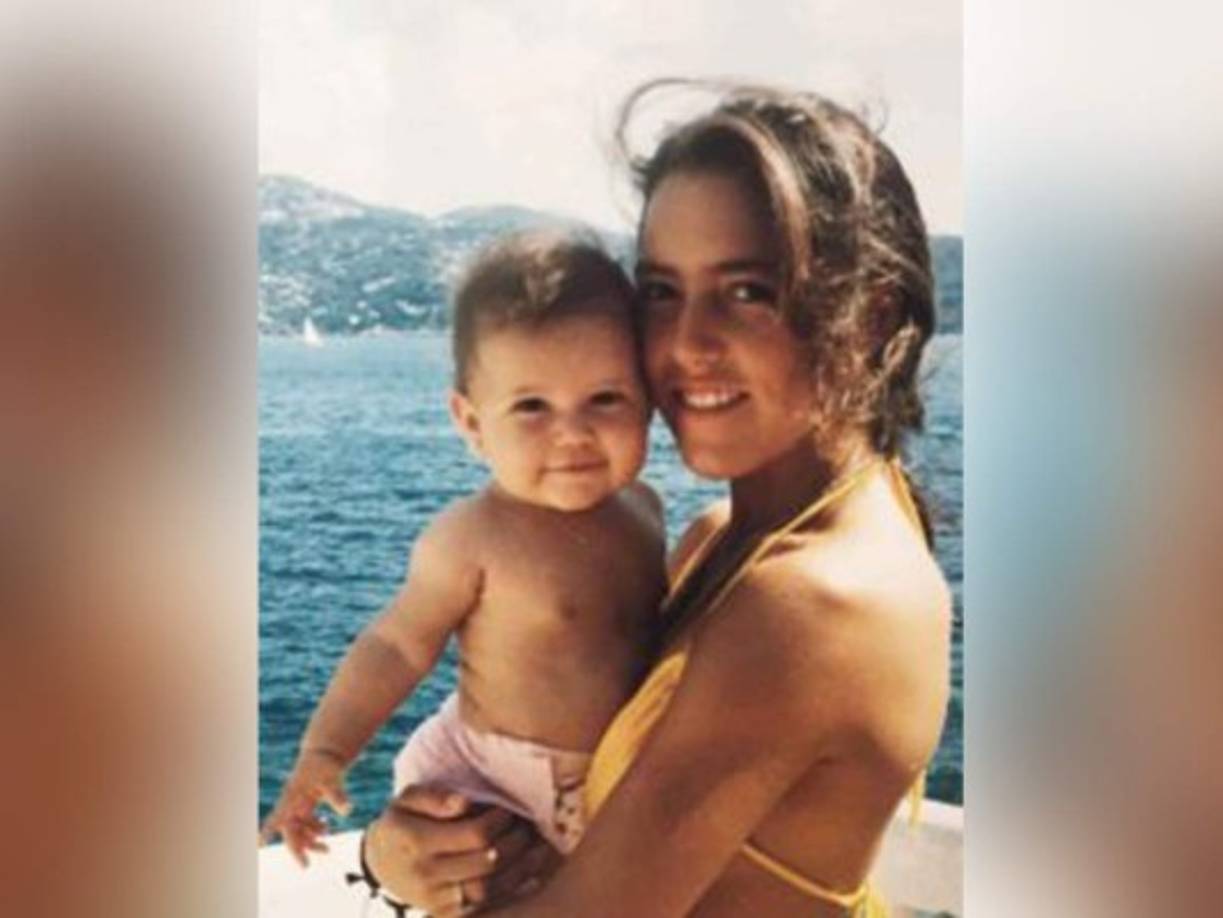 Stephanie Salas quedó embarazada a los 18 años de edad, pero fue hasta que tenía 4 meses de gestación que pudo decírselo al cantante, reveló la misma Salas años atrás, en exclusiva para la revista ¡Hola!.