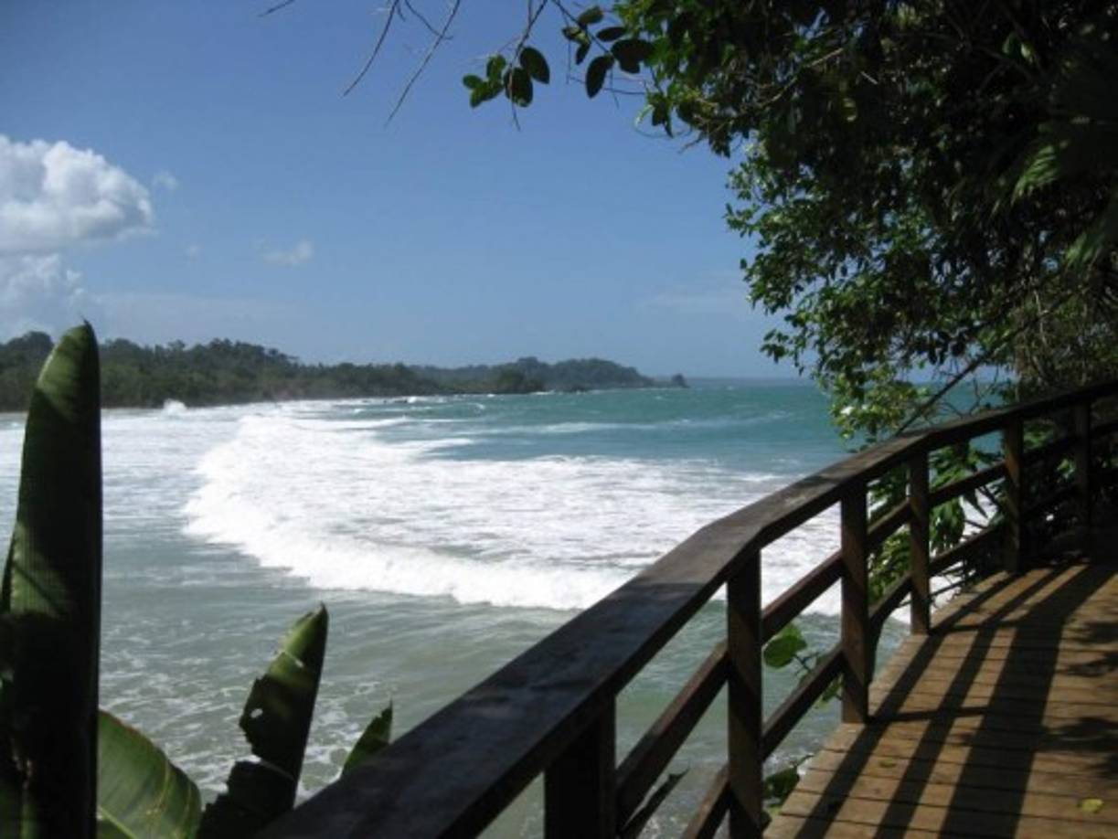 10. Playa Red frog - Isla Bastimentos, Bocas del Toro, Panamá<br/><br/>La playa de Red Frog es de las más populares de todo Bocas del Toro y la verdad es que combina atractivos que la hacen muy particular. <br/><br/>De entrada el nombre de rana roja le viene de las diminutas ranitas coloradas que habitan en los alrededores de la playa.<br/>