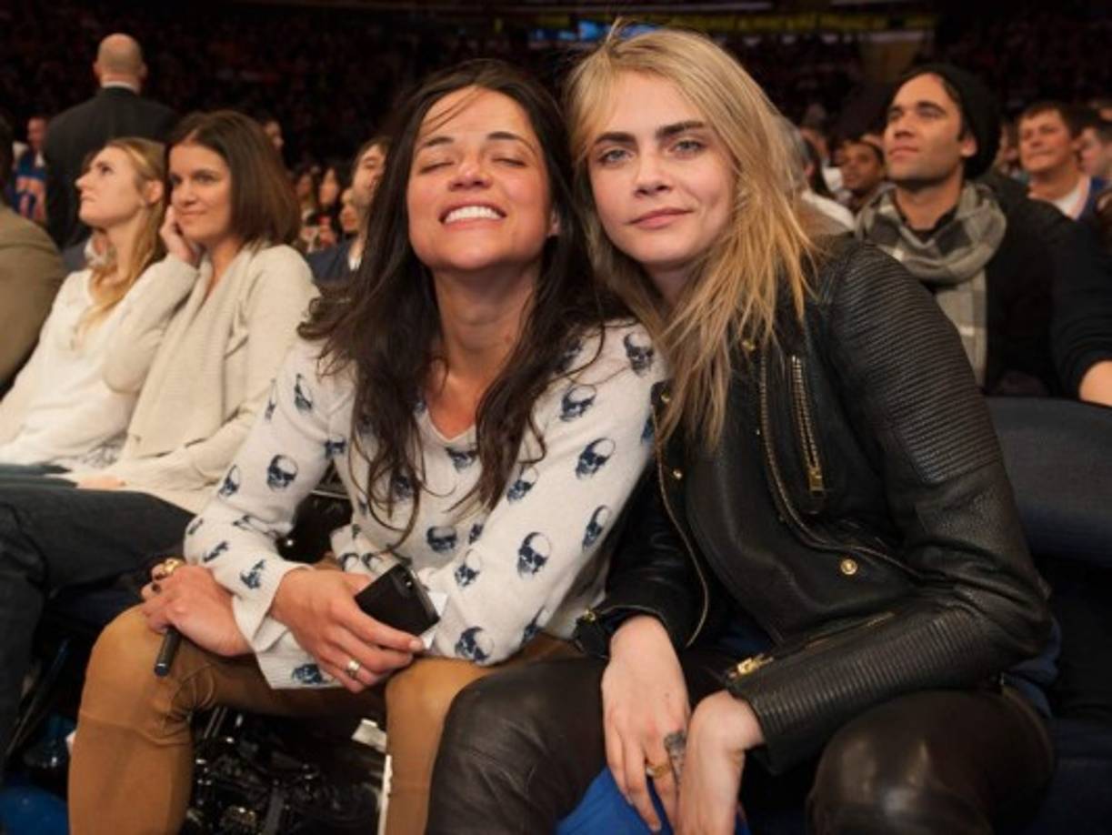 Pero Rodriguez tuvo que aceptar su bisexualidad cuando fue cachada con la modelo británica Cara Delevingne en situaciones bastante comprometedoras.