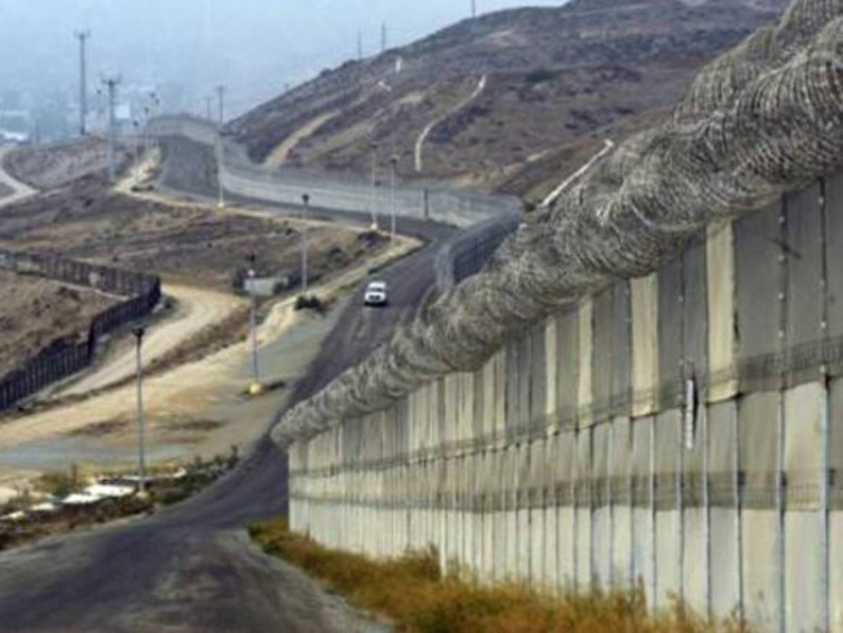 Cada año, cientos de miles de inmigrantes ilegales tratan de cruzar la frontera; muchos proceden de África y han atravesado los desiertos de Yemen, huyendo de la guerra y el hambre