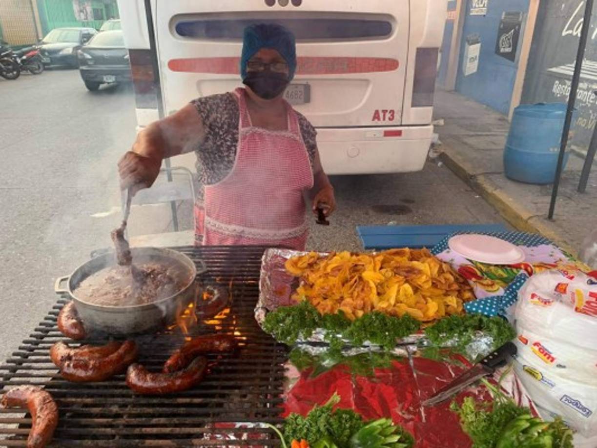 Los vendedores de comida se mostraron felices con el retorno de los aficionados a los estadios en Honduras.