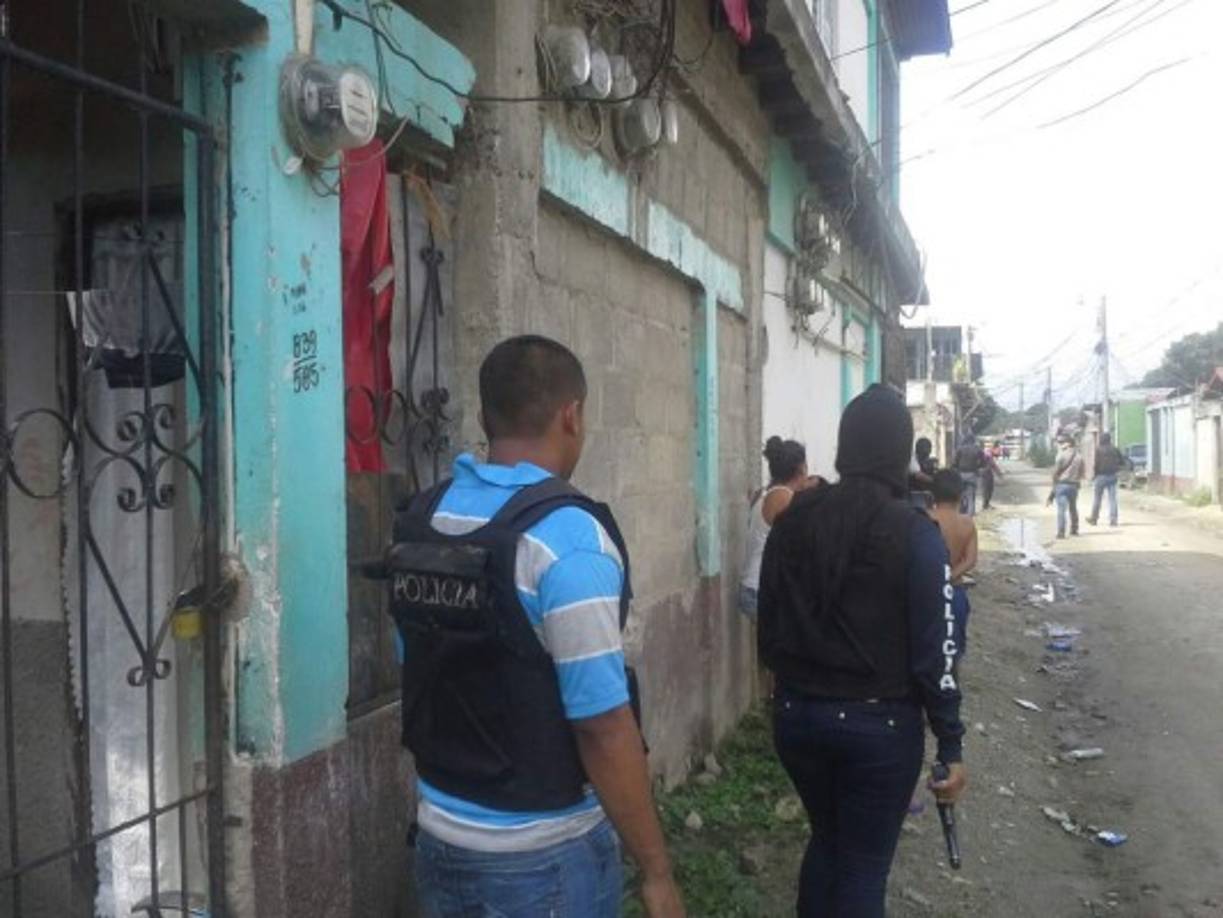 Según agentes de la DPI en las viviendas cateadas viven algunos de los sospechosos del triple crimen.