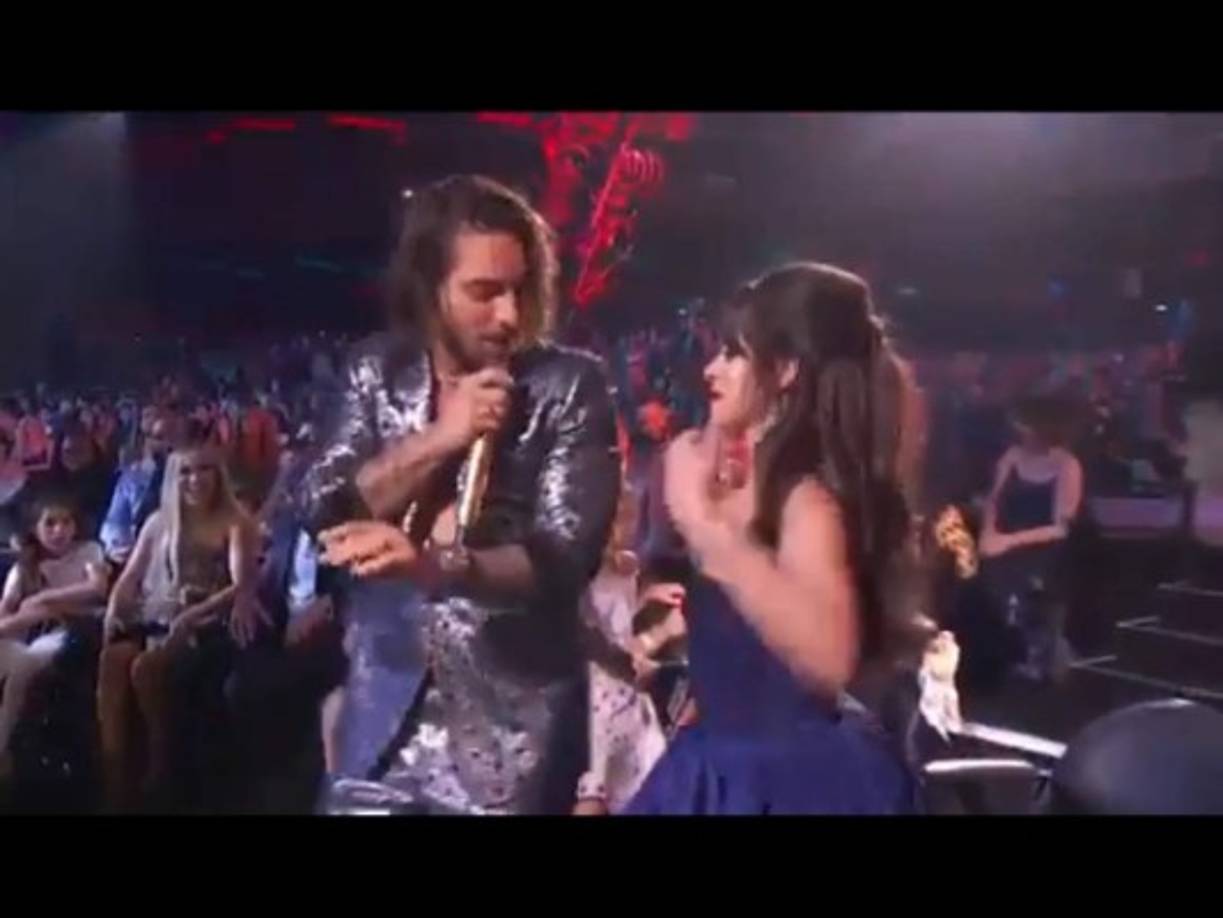 Cuando Maluma se bajó del escenario, Camila Cabello estaba lista para bailar con el cantante y no dudó ni un momento en mover sus caderas al ritmo de 'Felices los 4'.