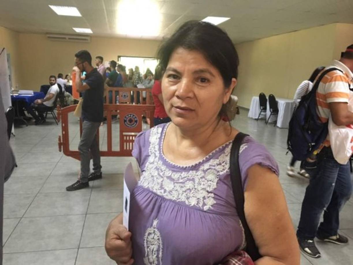 Con pocas esperanzas de obtener un empleo llegó Emerita Acosta de 55 años. 'Se que por mi edad es complicado lograr una vacante, pero no pierdo la fe en Dios de que algo saldrá'. Para tratar de asegurar una oportunidad de trabajo dejó su curriculum en tres diferentes empresas de las asistentes a la feria de empleo.
