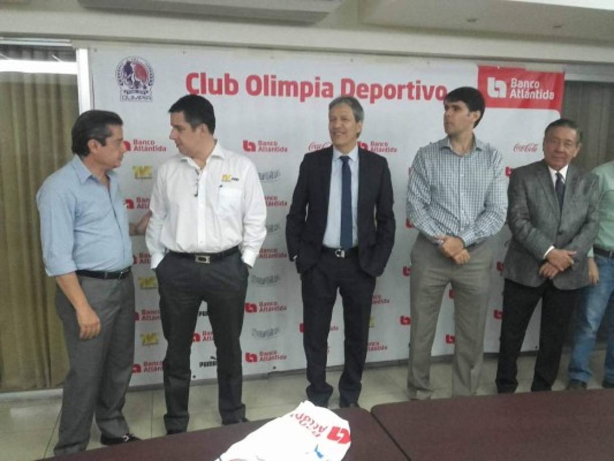 El Olimpia ha presentado oficialmente al entrenador colombiano Carlos Retrepo como su nuevo estratega para la próxima temporada. El Dt ha señalado que buscarán fichar a unos 4 jugadores, sobre todo al sector defensivo.