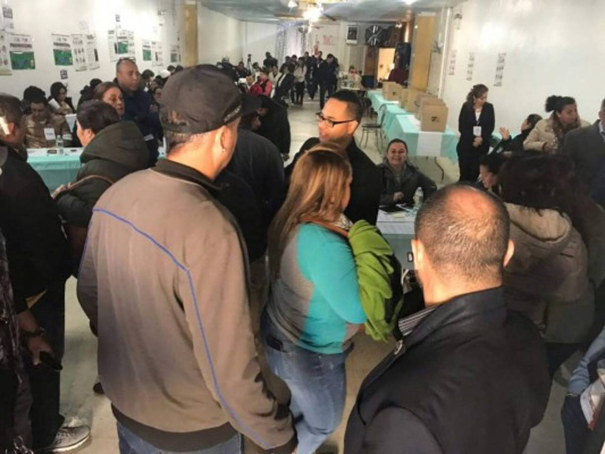 En Nueva York, los hondureños abarrotaron el Centro Comunitario Latinoamericano para ejercer su voto.