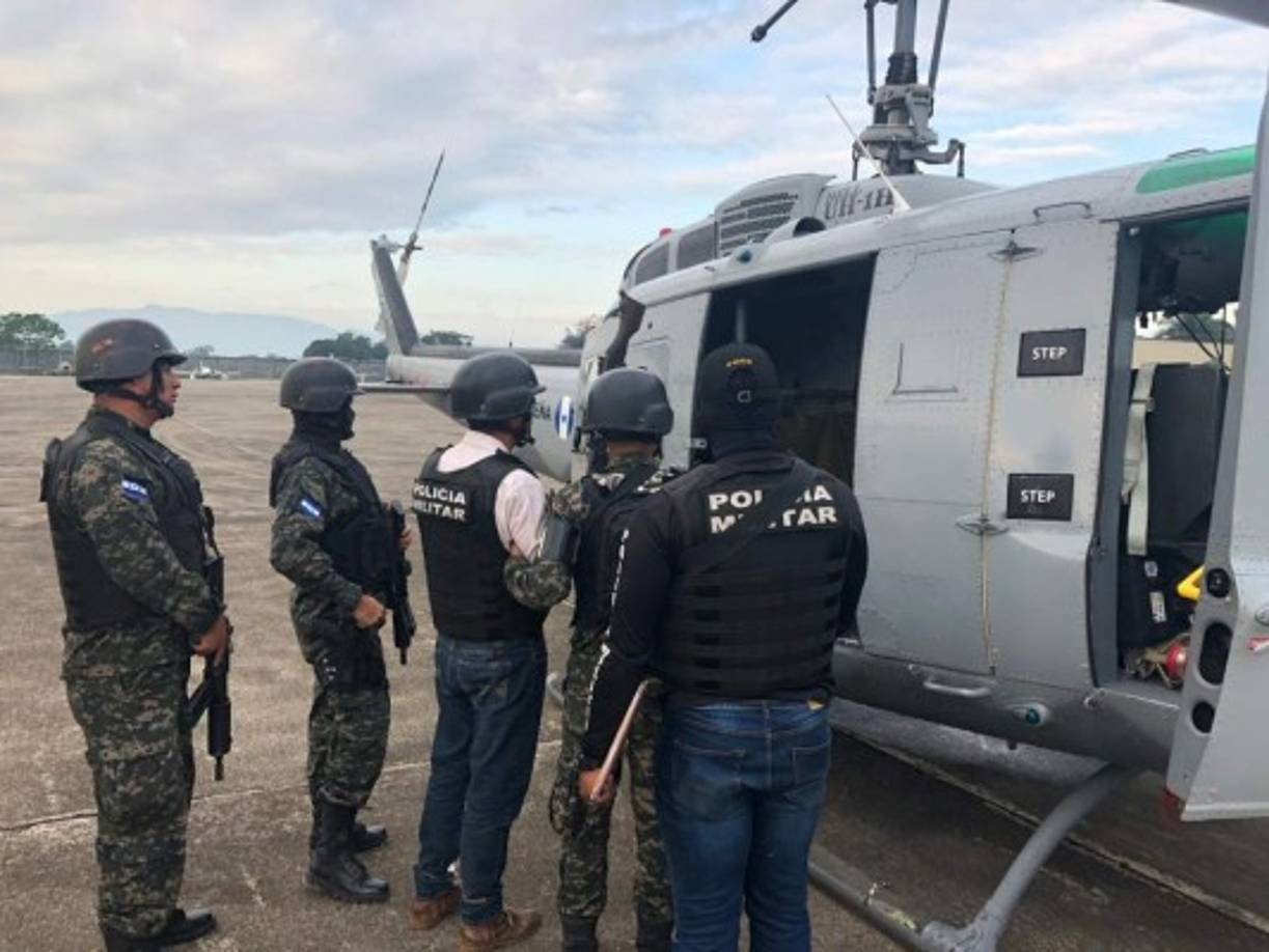 José Adalí fue trasladado en un helicóptero de la Fuerza Aérea desde San Pedro Sula al Campo de Parada Marte en Tegucigalpa, posteriormente fue llevado al Primer Batallón.