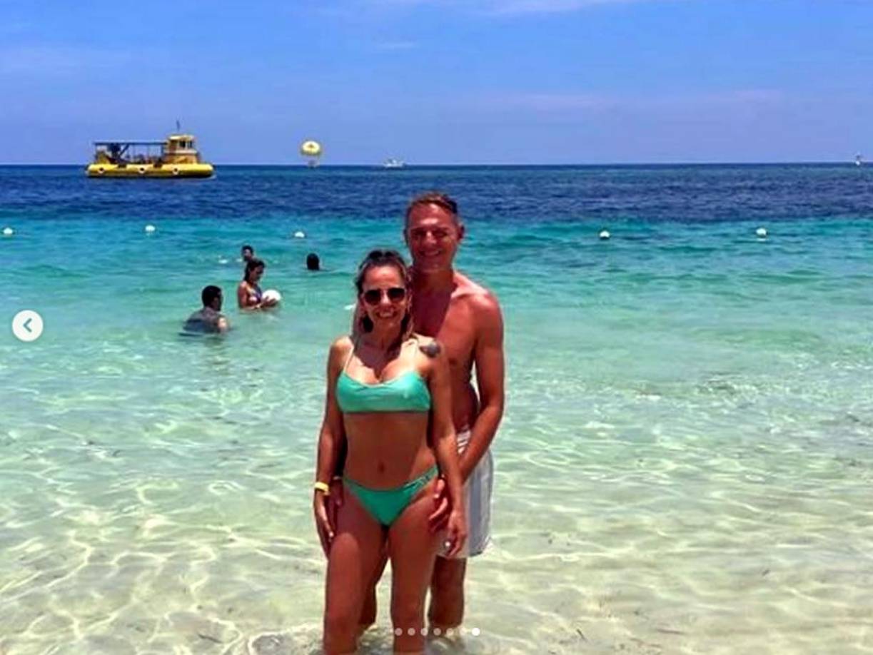 “Me vuelvo feliz y agradecida por todo lo vivido, solo vos y yo sabemos lo que añoramos y luchamos para lograr este presente. Te amo y te admiro por todo lo que das y lo que sos, tu humildad te hace inmenso, juntos y unidos por nuestros sueños, por nuestra familia, hasta pronto amor mío”, fue el mensaje de la esposa del entrenador de Motagua en Instagram cuando les tocó despedirse de Roatán.