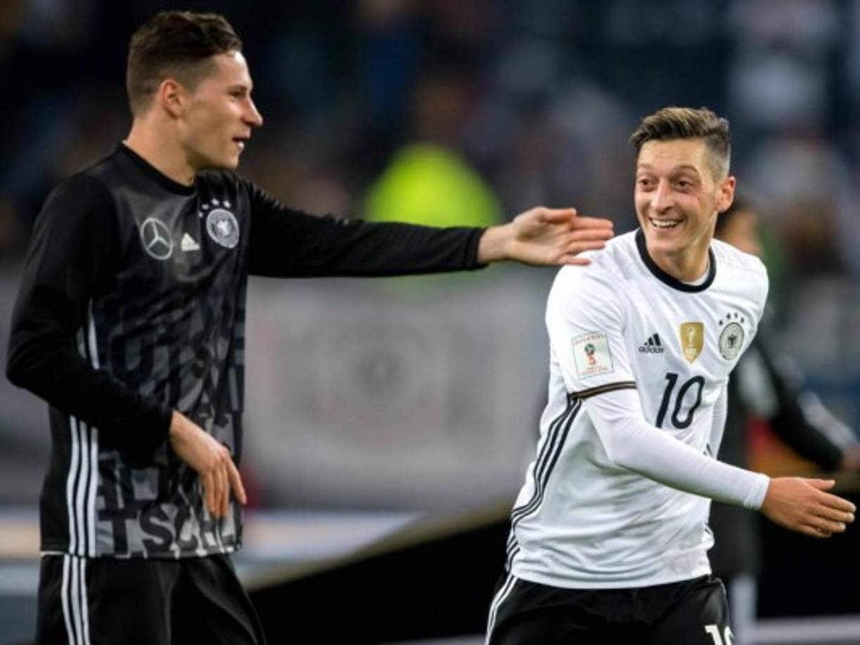 Julian Draxler, compañero en la selección germana de Mesut ÖZil, no se ha cortado a la hora de desvelar su deseo de jugar con el futbolista germano en el PSG. El ex del Wolfsburgo señaló que al ex madridista 'disfrutaría de la vida aquí', agregando que 'me encantaría jugar con él todos los días'.