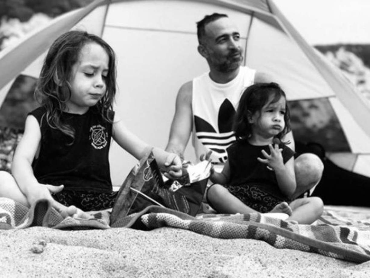 Justo cuando se encontraba en la cúspide del éxito enfrentó sus peores demonios, algunos dirían que es el fenómeno típico de los famosos.<br/><br/>'Cuando terminó la segunda gira empecé a tener ataques de pánico. Me fui a Asia, estuve en Japón, en Myanmar, buscando en muchas religiones, y yo no cambié, y me di cuenta que es porque yo traía al demonio pegado a mí', dijo el artista.