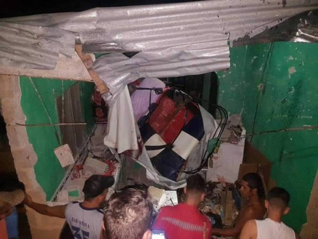 La mototaxi, que perdió la dirección, impactó en una casa.