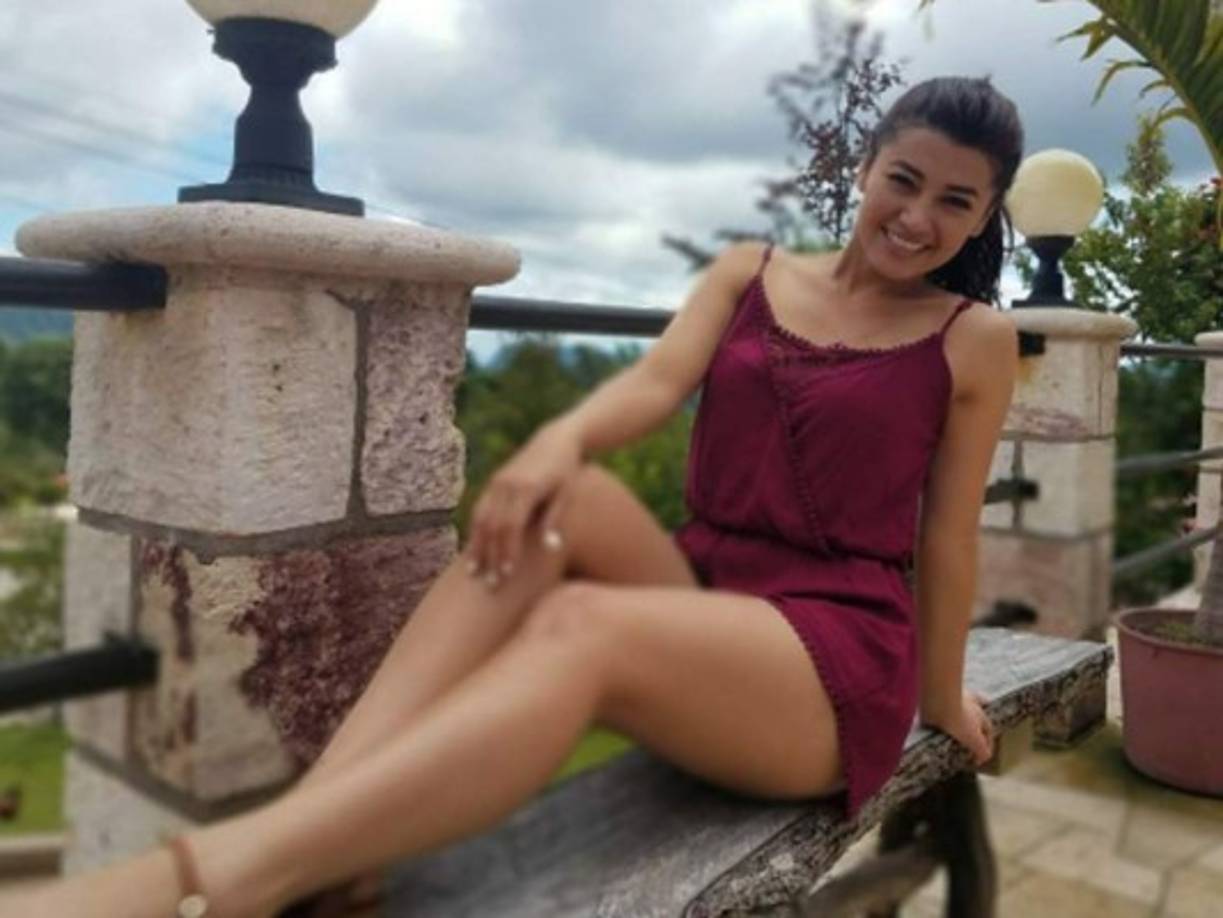 Además de ser presentadora, Flores también es bailarina, su exnovio hasta hace una semana era un coreógrafo Alfredo Molina. La bella chica no oculta su tristeza, pero sabe que el amor puede llegarle otra vez. 'El amor puede llegar y también irse en un abrir y cerrar de ojos'.<br/><br/>