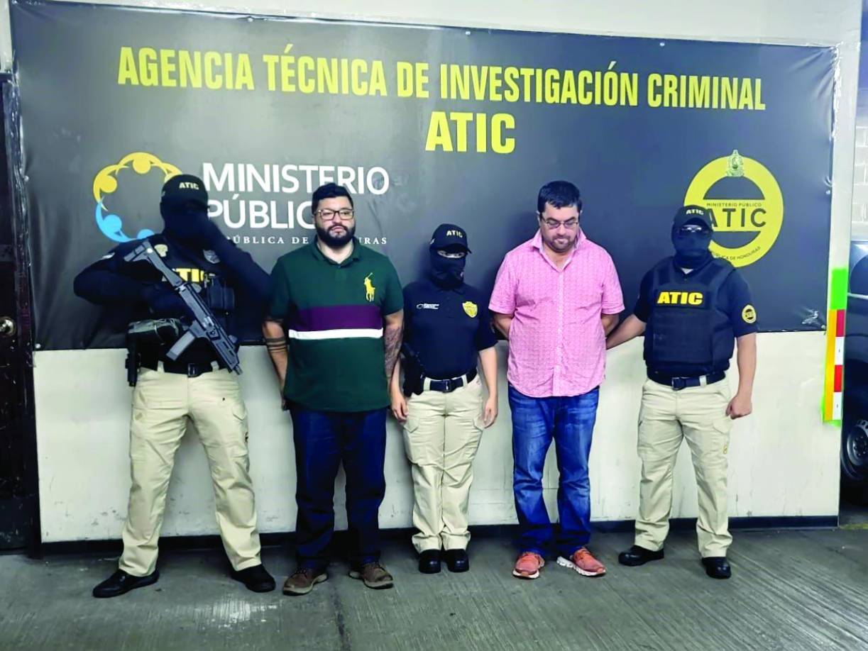 El Ministerio Público presentó 15 medios de prueba para demostrar que el juez Vallecillo cometió el delito de extorsión. Las pruebas incluyen mensajes, seguimientos realizados por agentes de la Atic y el testimonio de dos testigos protegidos, según detalló Yuri Mora, portavoz del Ministerio Público. 