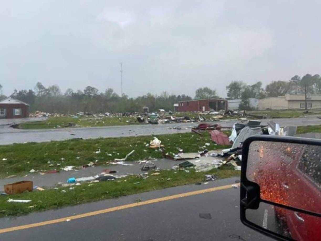 La gobernadora de Alabama, Kay Ivey, decretó el estado de emergencia, suspendiendo las medidas de restricción relacionadas con el coronavirus para que los habitantes de las zonas afectadas pudiesen trasladarse a refugios.