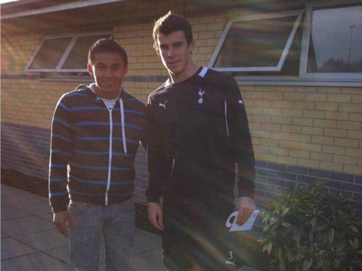 El mediocampista Andy Najar en su momento estuvo entrenando con el Tottenham y compartió con Gareth Bale.