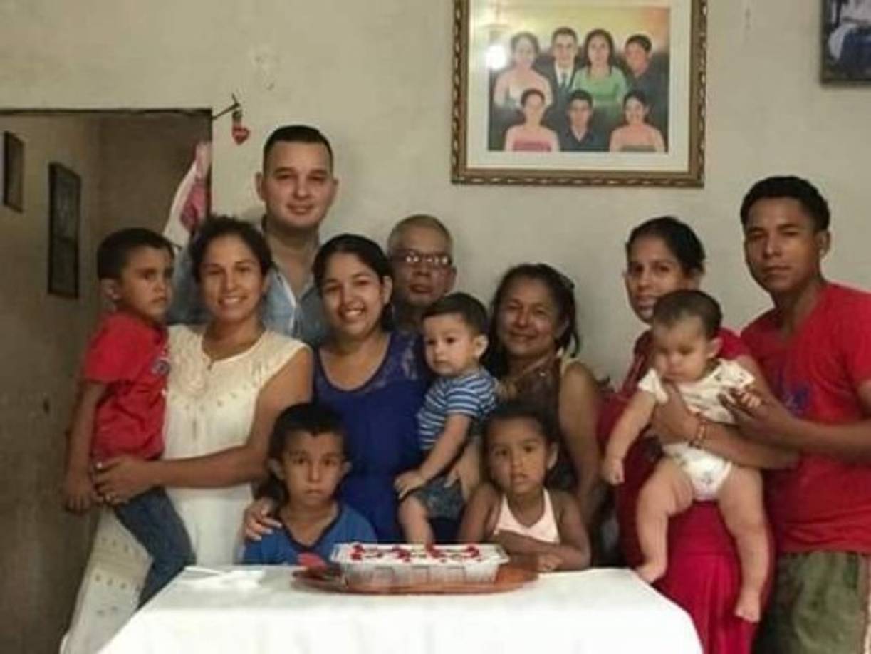 Hoy se celebra el Día del Padre y los hondureños congratulan a sus papás y muestran el gran amor por ellos compartiendo fotografías con LA PRENSA. Qué Dios bendiga siempre a estos hombres que son la cabeza del hogar y que con su esfuerzo, amor y rigor forjan cada día el futuro de sus hijos.<br/>Ruth Figueroa no quizo desaprovechar la oportunidad para publicar esta imagen de su papá junto a sus hijos y nietos. <br/>