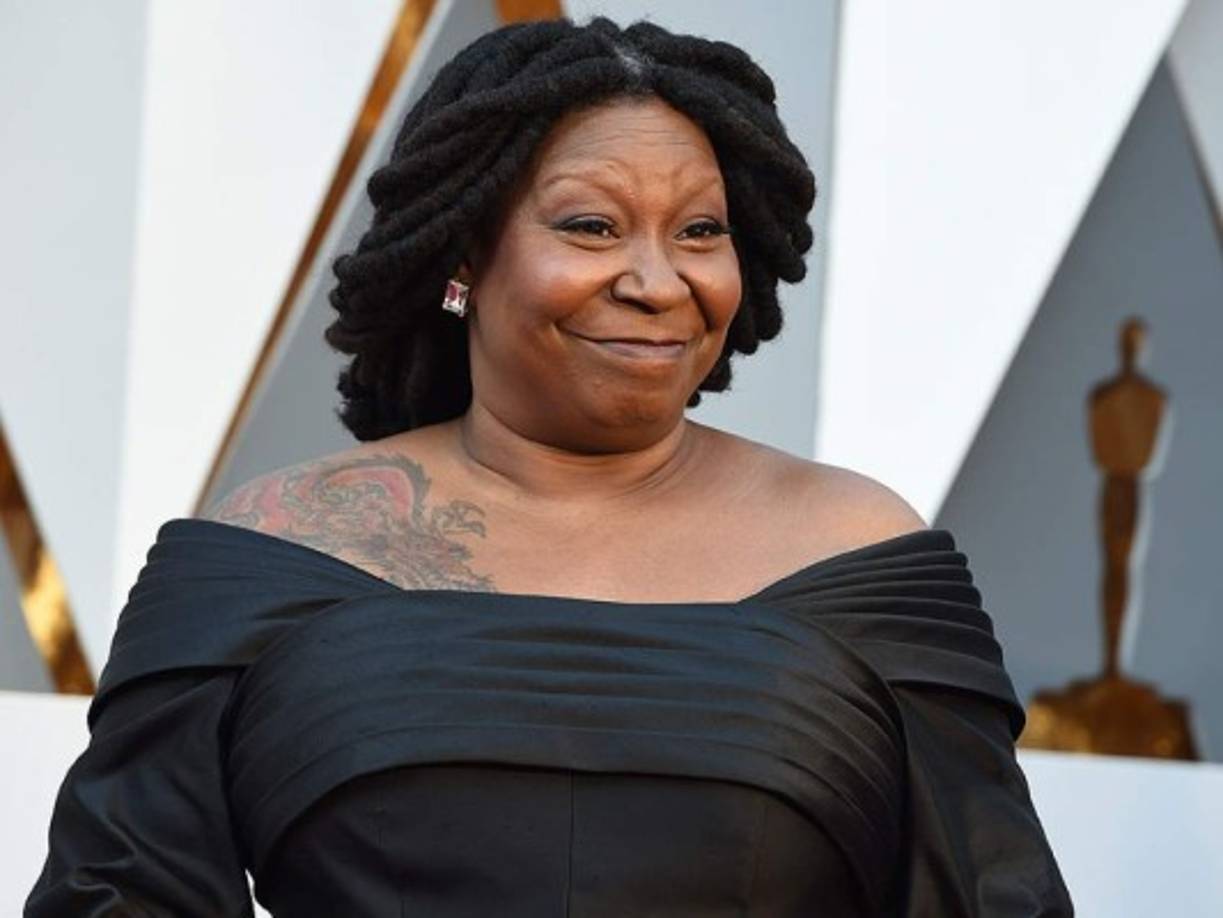 Whoopi Goldberg. La legendaria actriz ha mostrado su desagrado por Trump desde el inicio de su campaña, he incluso lo ha catalogado de dictador diciendo, “Así es como se ve el inicio de una dictadura”.