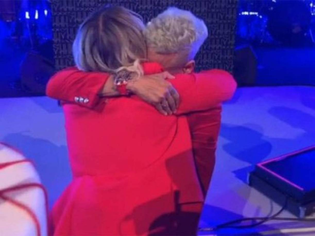 AL ver que su hijo no podía contener el llanto, Nadine Santos, madre de Neymar, fue a consolarlo y le dio un abrazo.