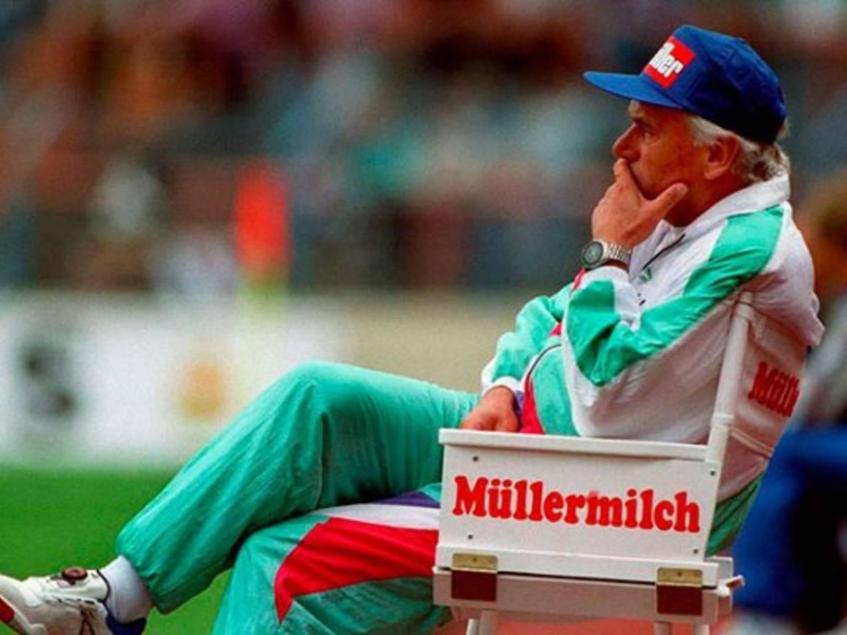 En la temporada 92-93 el Schalke 04 ofreció un bono de un millón y medio de marcos alemanes a su entrenador Udo Lattek si terminaba por encima de sus archirrivales, el Borussia Dortmund. Al ver que iba a cumplir su objetivo, le despidieron antes del final de la liga.