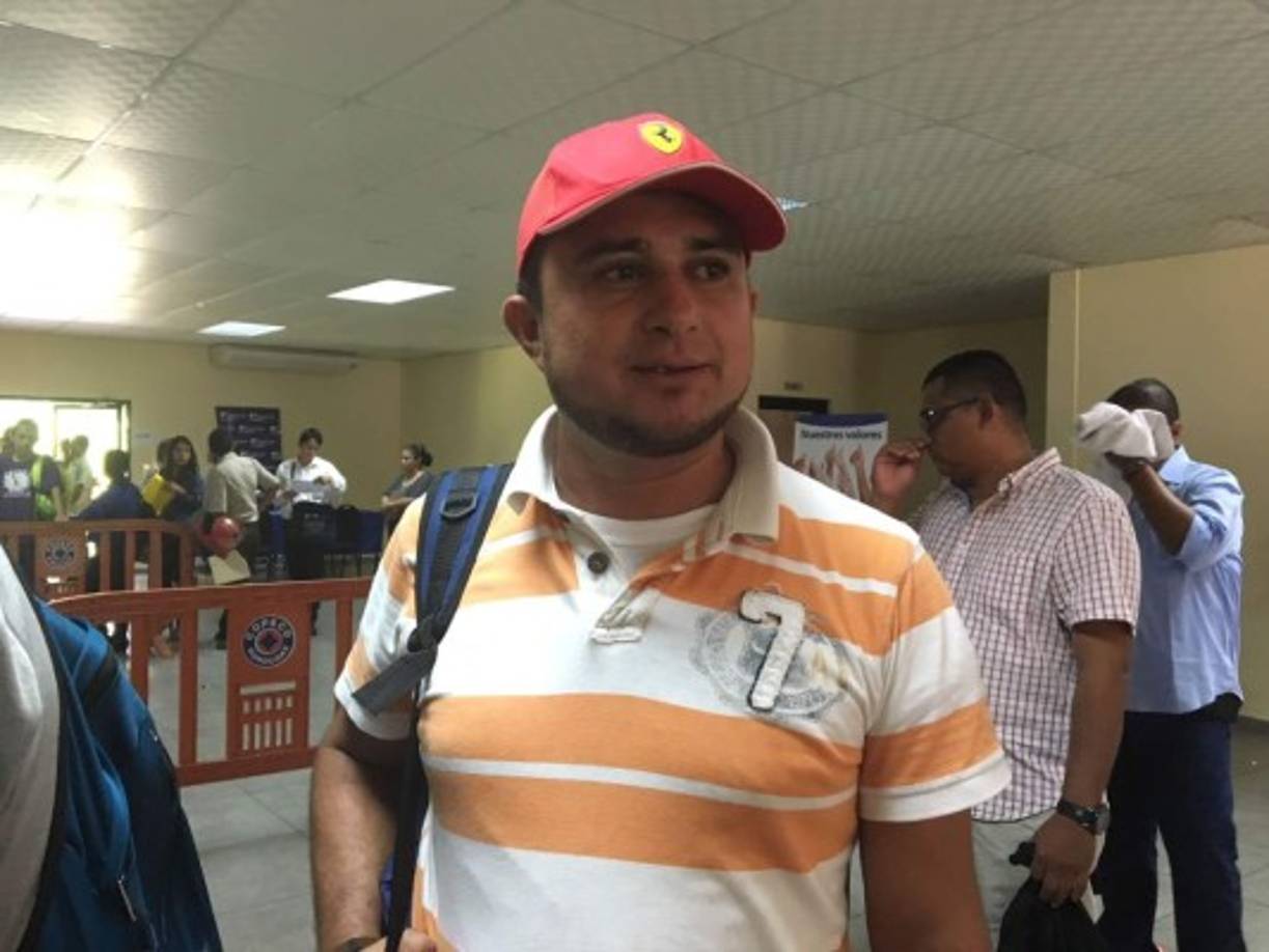 Seis meses sin trabajo lleva Rolando Mena de 36 años. 'Hasta el momento he logrado sobrevivir con las prestaciones, pero tengo una familia que mantener y el dinero se acaba pronto', dijo el acongojado padre. Afirma que está dispuesto a trabajar de lo que sea con tal de llevar el pan a su hogar.