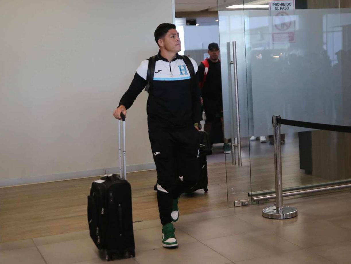 Francisco ‘Chelito‘ Martínez, que no tuvo minutos en ningún partido ante México, a su regreso con la Bicolor en el Aeropuerto Internacional de Palmerola.
