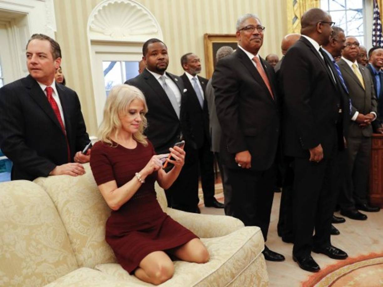 Kellyanne Conway, ex jefa de campaña de Trump, convertida ahora en asesora presidencial, tiene uno de los salarios más altos en la Casa Blanca con 179.700 dólares anuales.