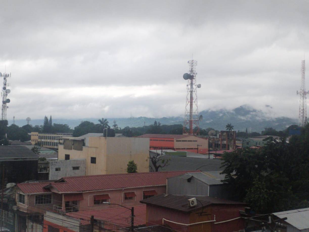 La Comisión Permanente de Contingencias (Copeco) emitió alerta amarilla en cuatro departamentos y verde para el resto, por las próximas 72 horas, ante el riesgo del <b>fenómeno climático,</b> que actualmente es una depresión tropical, pero que este jueves podría convertirse en tormenta.