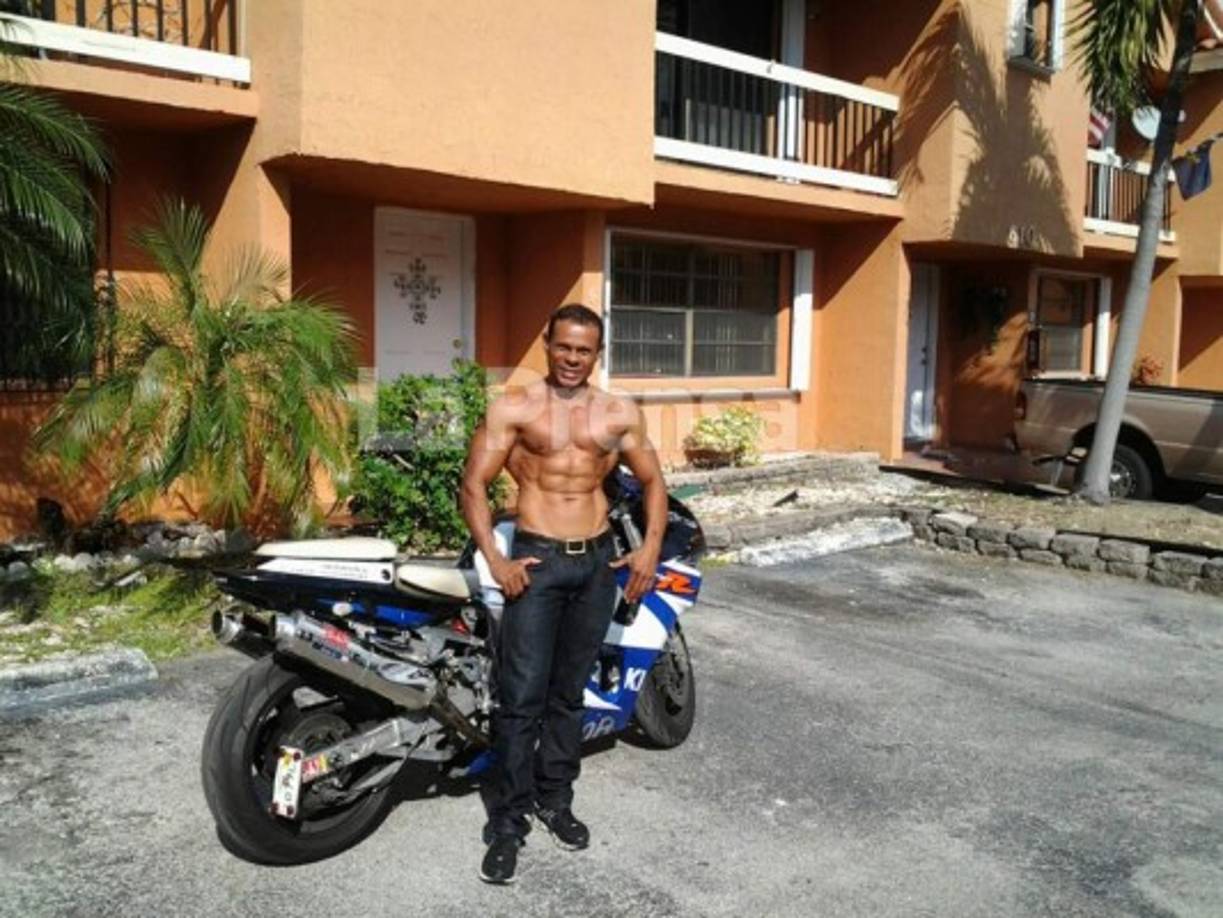 El detenido creía que los agentes le estaban ayudando a montar una bomba que, aunque nunca llegó a estar armada, quería detonar en el área de los restaurantes del popular centro comercial.