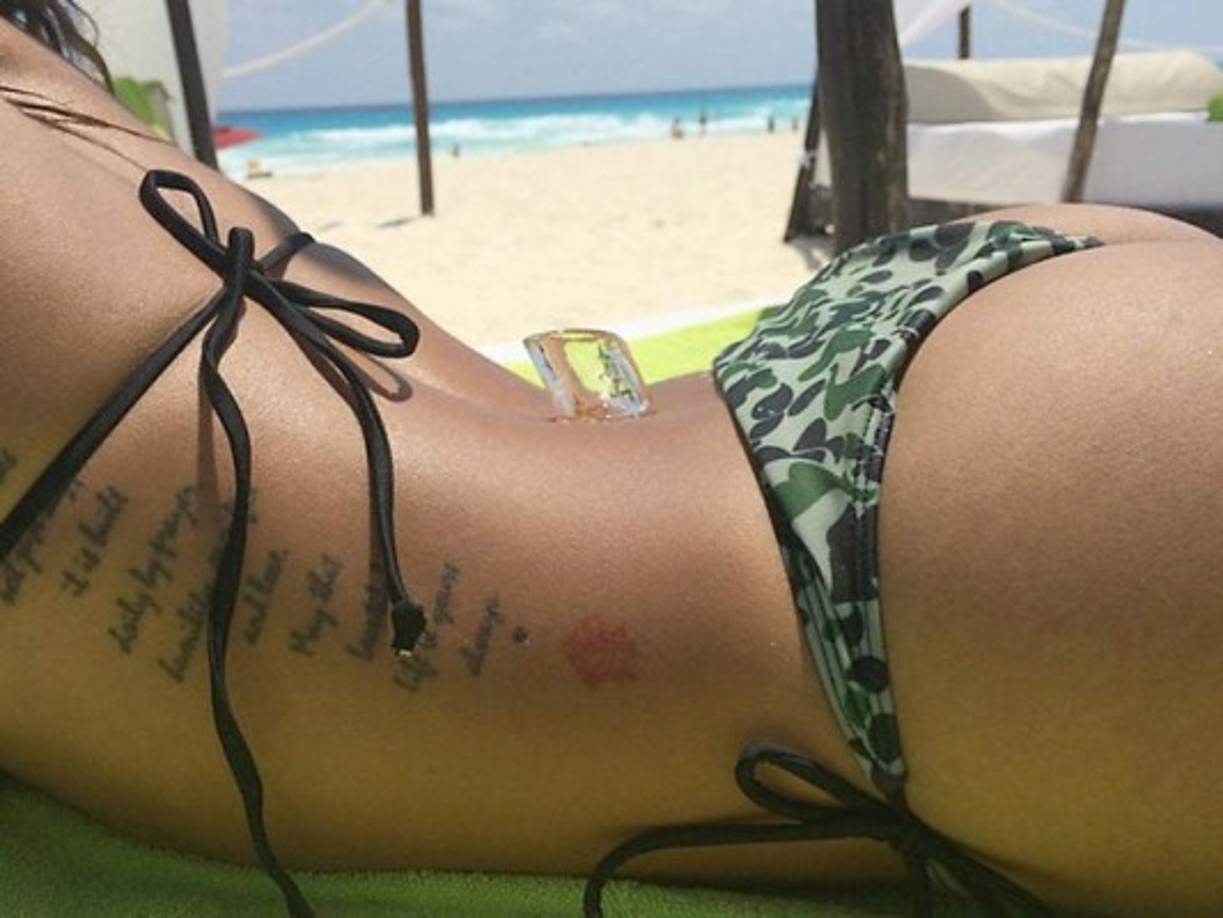 Los tatuajes que tiene Karrueche Tran a un costado.