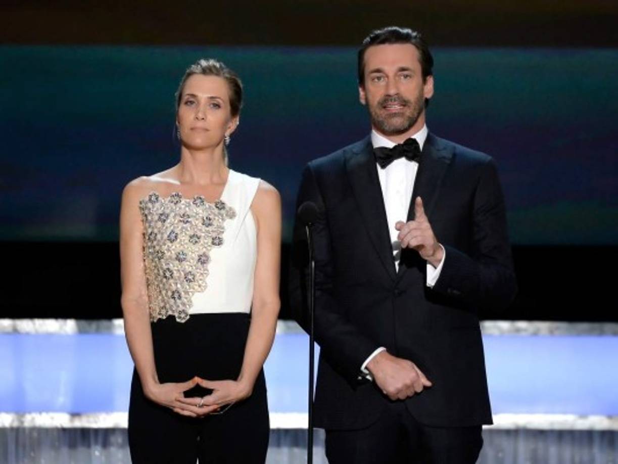 Kristen Wiig y Jon Hamm entregaron el premio a la mejor actriz de una comedia.