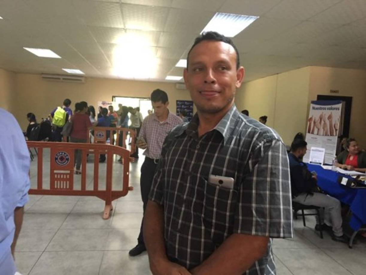 Darwin Tejeda (38) busca un trabajo más estable ya que actualmente se encuentra trabajando en un empleo por contrato temporal. 'Llevo un año trabajando así, pero hace dos días me mandaron a descansar por un mes, sin que yo lo pidiera, me liquidaron la quincena y me dijeron que no me preocupara', dijo Tejeda. Afirma que lo que más le angustia es quedarse sin dinero ya que su esposa está interna en el Seguro Social por un embarazo de alto riesgo.