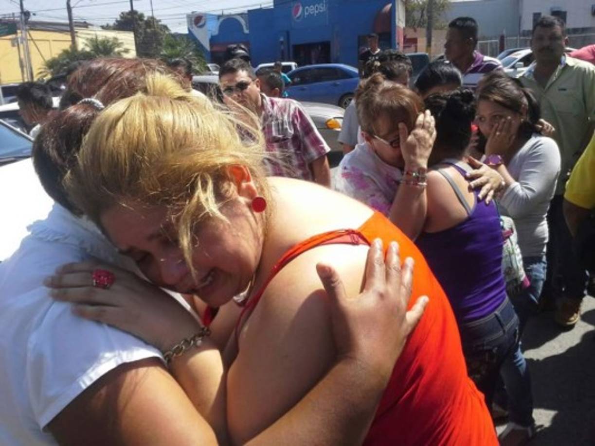 Varios personas lloran la muerte de Carlos Andonie.