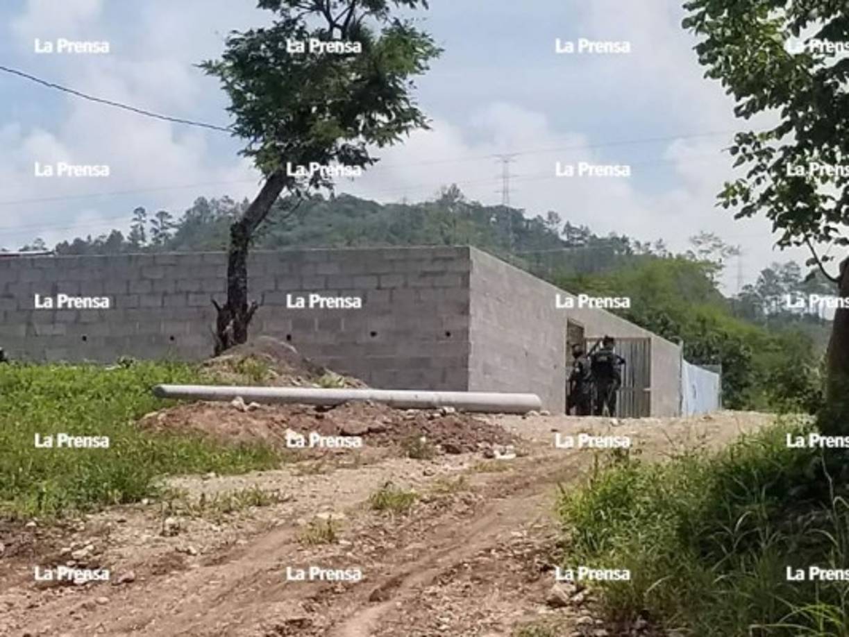 En la construcción encontraron a nueve hombres quienes argumentaron que están buscando oro en la zona.