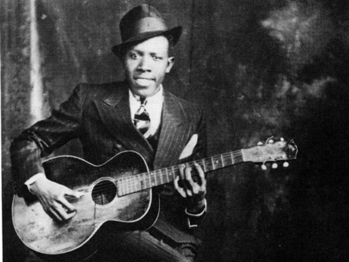 10. Robert Johnson: El músico adquirió fama en los años 30; revolucionó al mundo cuando presentó su canción 'Me and the Devil Blues'. Algunas personas afirmaron que antes de esto el músico no tenía talento alguno, y después, cuando este tocaba era como escuchar a dos guitarristas en uno mismo. <br/><br/>Johnson también inició el 'club 27' al morir a los 27 años, su fama fue corta.<br/>