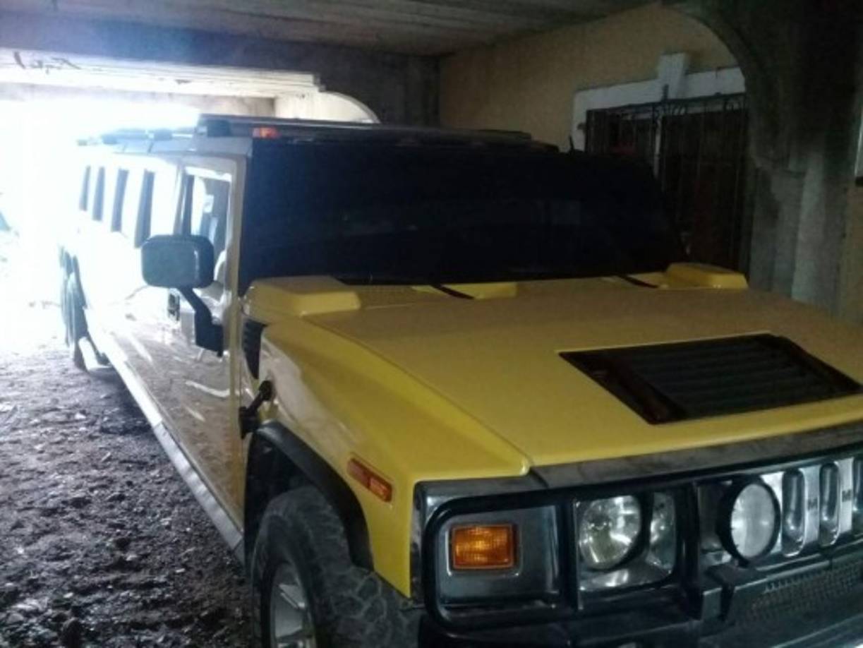 En una de las viviendas aseguradas encontraron varios carros de lujo.