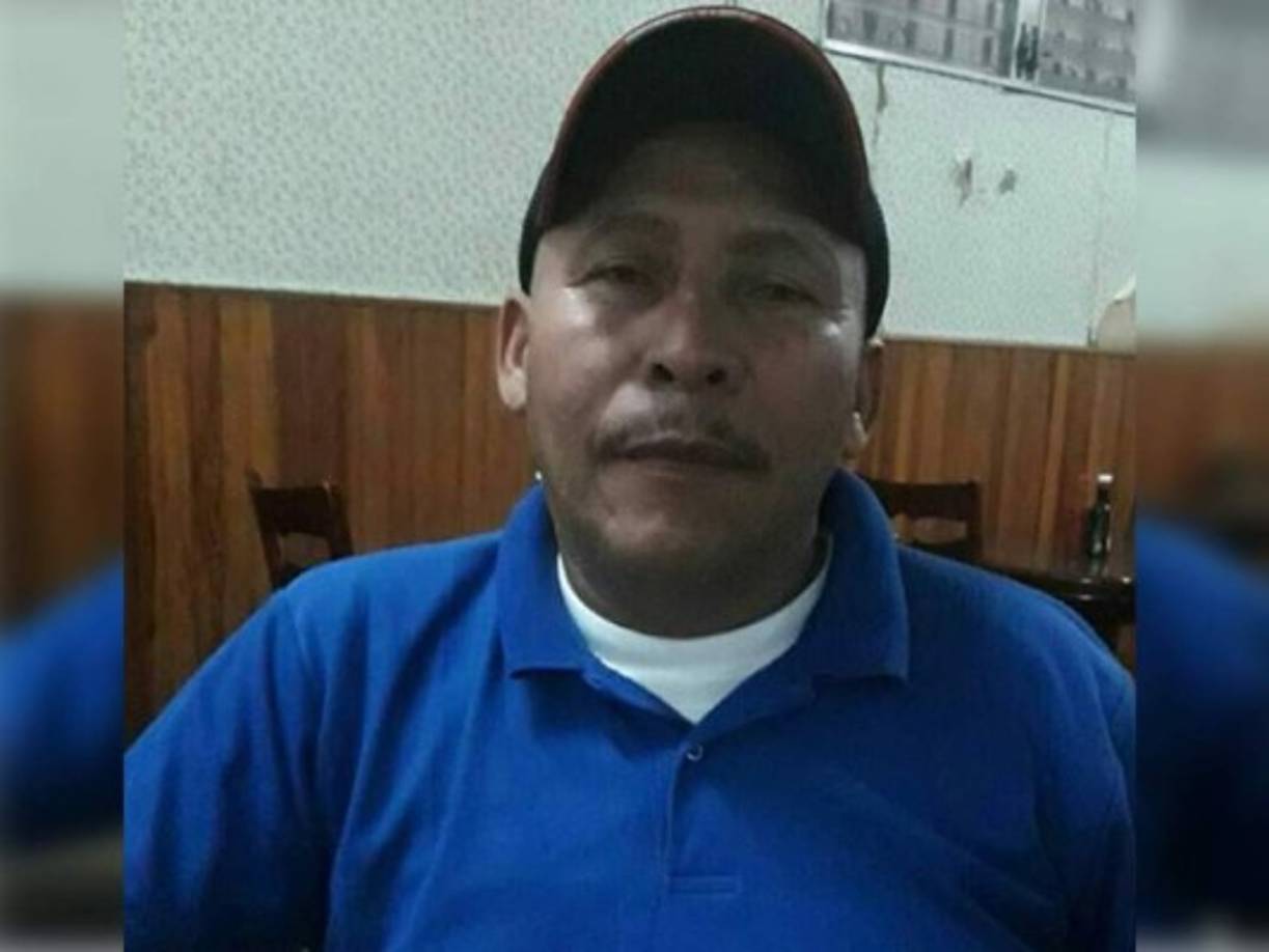 Pistoleros acabaron con la vida de un conductor de 'rapidito'. El conductor de bus 'rapidito' de Tegucigalpa fue ultimado de varios disparos por sujetos desconocidos en la tarde del pasado jueves. El crimen se registró en el barrio Villa Adela de Comayagüela, zona central del país. La víctima fue reconocida como Ángel Avilés. Dentro del bus número 34 con placas AAS 3581 de la ruta Aldea de Suyapa-Mercado y Comayagüela, quedó el cadáver de Avilés, quien conducía el vehículo.