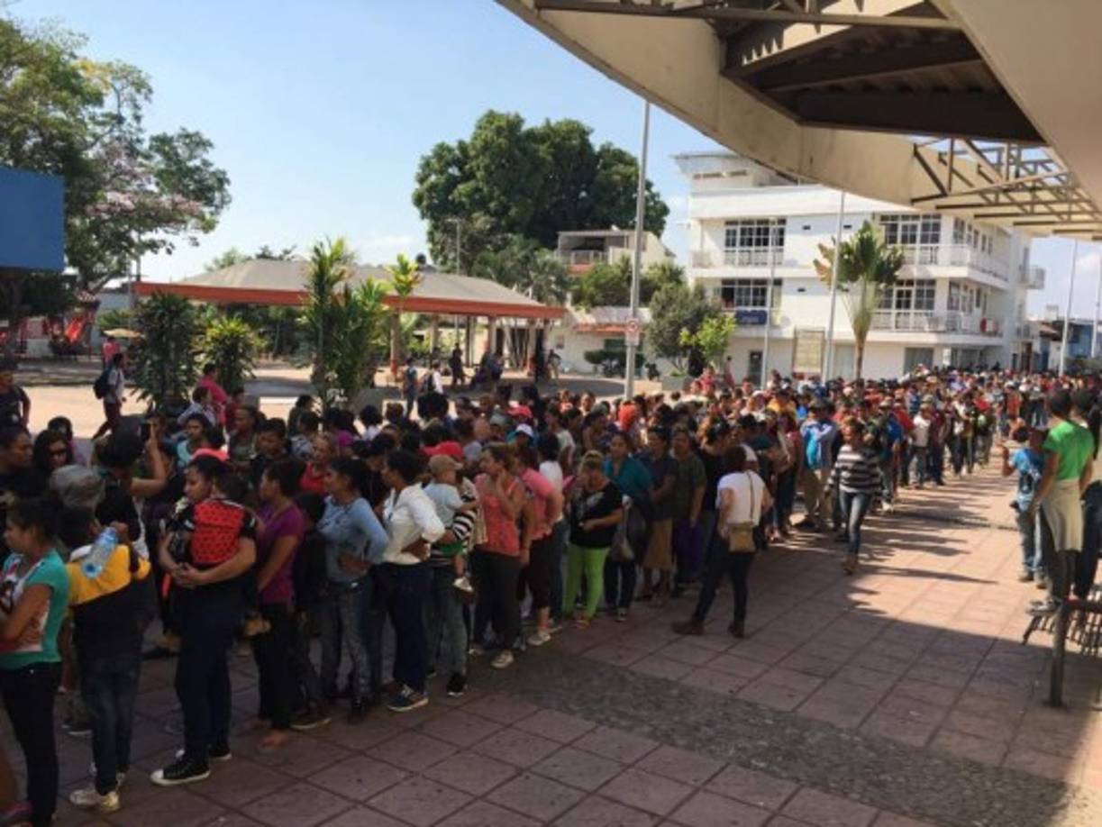 El magnate arremetió con furia contra México, al afirmar este lunes que el gobierno de ese país debe detener la enorme caravana de inmigrantes que se aproxima a la frontera entre los dos países.